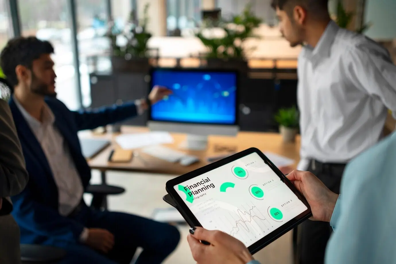 Люди в офисе изучают и проверяют финансовые графики.