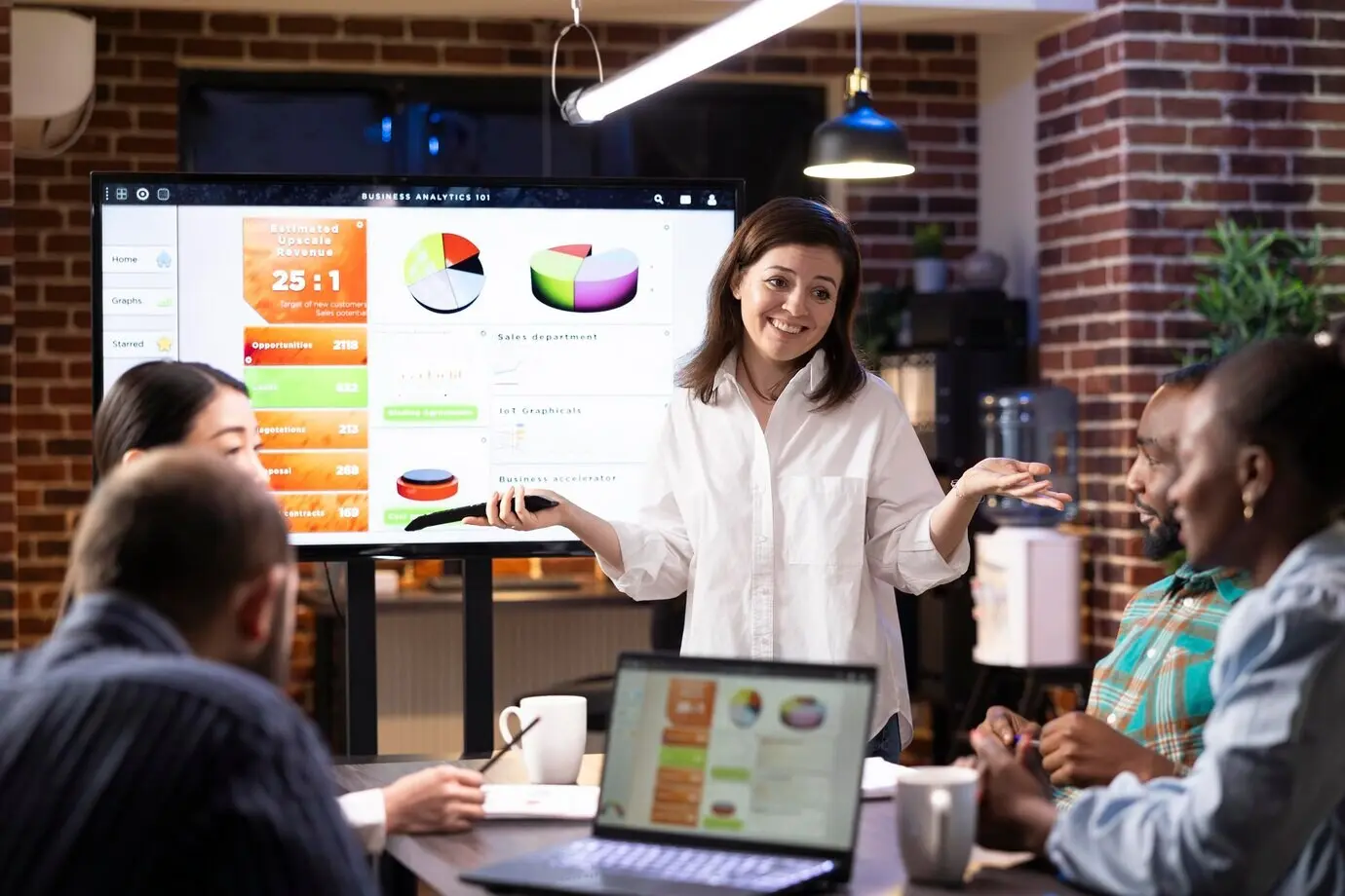 Женщина-менеджер проводит стратегическую сессию в офисе.